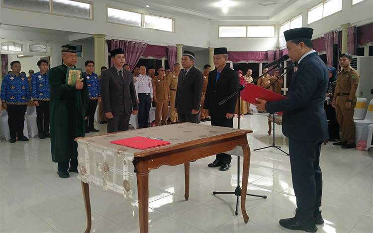 Pj Bupati Sukamara Rendi Lesmana melantik Pj Sekda Sukamara Yofi Yudistira di Rujab Bupati Sukamara, Senin, 26 Agustus 2024. (FOTO: NORHASANAH)