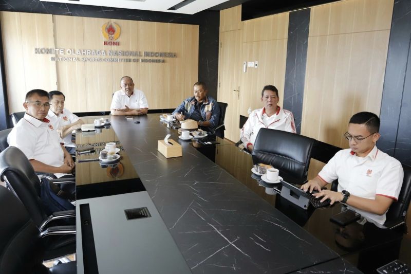 Ketua Umum KONI Pusat,Marciano Norman (tengah) bersama jajaran Panitia Pengawasan dan Pengarahan (Panwasrah) Pekan Olahraga Nasional (PON) XXI Aceh-Sumut 2024 melakukan rapat di kantor KONI Pusat, Jakarta, Senin (26/8/2024). (ANTARA/HO-KONI Pusat)