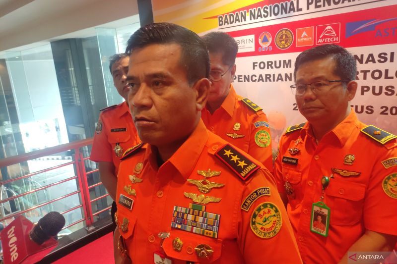 Kepala Basarnas Kusworo menjawab pertanyaan wartawan seusai membuka rapat Forum Koordinasi Potensi Pencarian dan Pertolongan (FKP3) tingkat pusat di Orchadz Hotel Industri, Kemayoran, Jakarta, Senin (26/8/2024). ANTARA/M Riezko Bima Elko Prasetyo