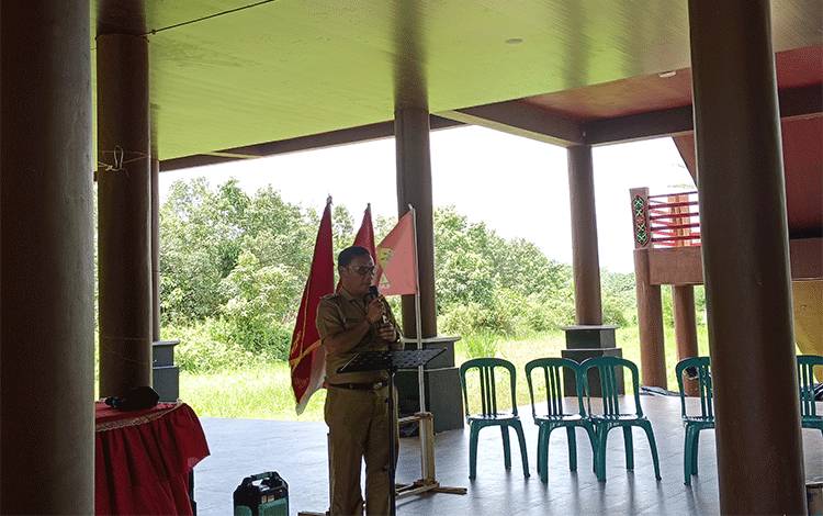 Camat kahayan Hilir Endra setiawan saat memeberikan sambutan dipengukuhan dan penatikan Batamad Desa Garung dan kelurahan Kalawa (FOTO : RETHA*?
