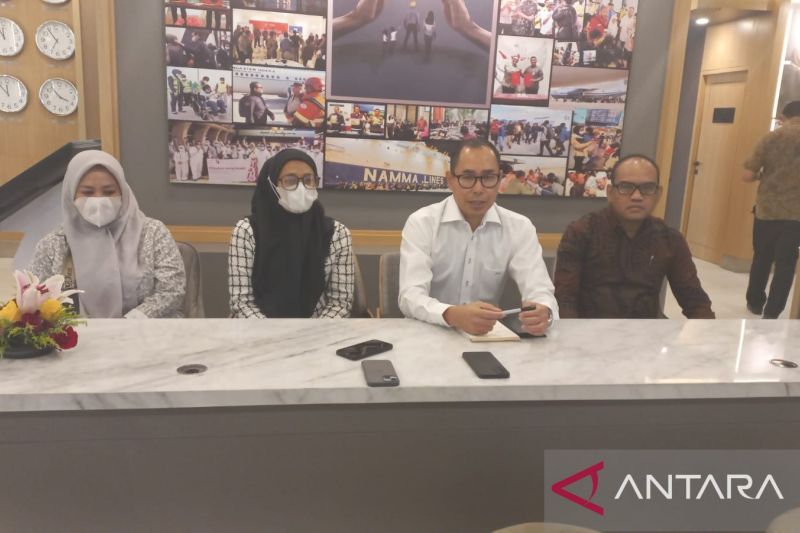 Direktur Perlindungan WNI (PWNI) dan Badan Hukum Indonesia (BHI) Kemlu RI Judha Nugraha (kedua kanan) dan Sekretaris Jenderal Serikat Buruh Migran Indonesia (SBMI) Juwarih (kanan) dalam konferensi pers bersama SBMI di Jakarta, Senin (26/8/2024). (ANTARA/Cindy Frishanti)