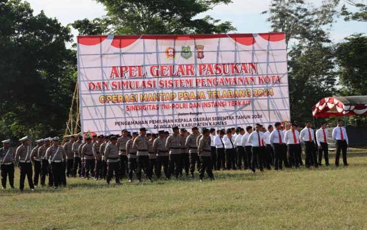 Suasana saat Apel Gelar Pasukan dan Simulasi Sistem Pengamanan Kota Operasi Mantap Praja Telabang di Kapuas. (FOTO: IST)