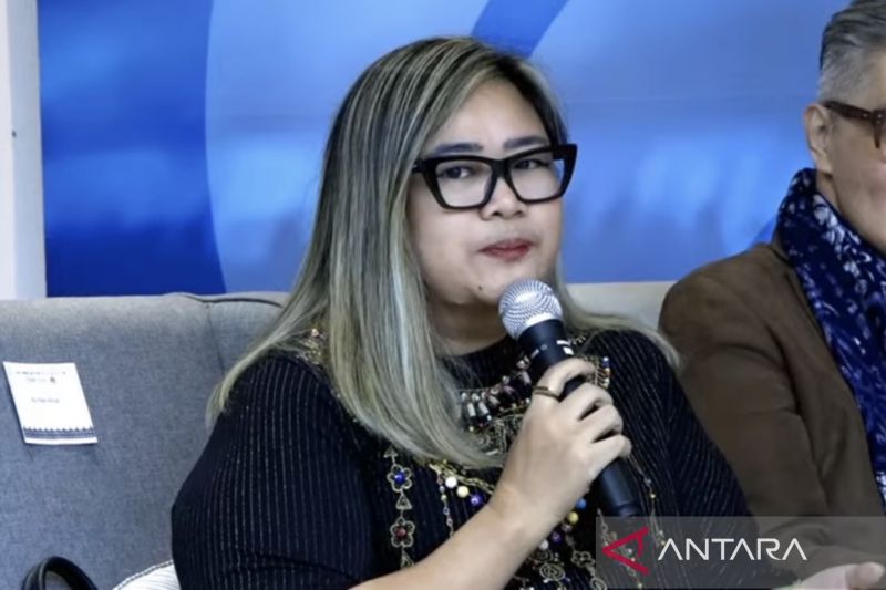 Designer Mel Ahyar saat konferensi pers Kriya Nusa di Kementerian Komunikasi dan Informatika (Kominfo), Jakarta, Senin. (ANTARA/ Putri Hanifa)