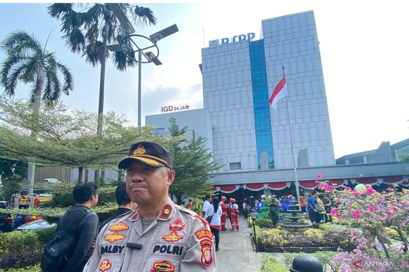 Wakapolsek Kebayoran Baru Kompol Rusdy Dalby memberikan keterangan pers di Rumah Sakit Pusat Pertamina (RSPP) Jakarta Selatan, Senin (26/8/2024). ANTARA/Luthfia Miranda Putri