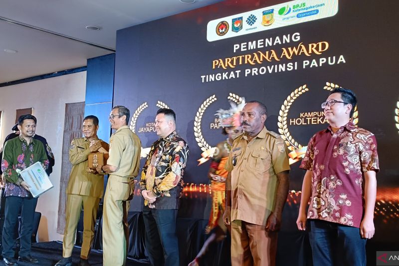 Sekretaris Daerah Provinsi Papua Ridwan Rumasukun (kedua kiri) menyerahkan penghargaan Patriana Award kepada Pelaksana Harian Sekda Kota Jayapura Nur Bi Adji di Jayapura, Senin (26/8/2024) (ANTARA/Ardiles Leloltery)