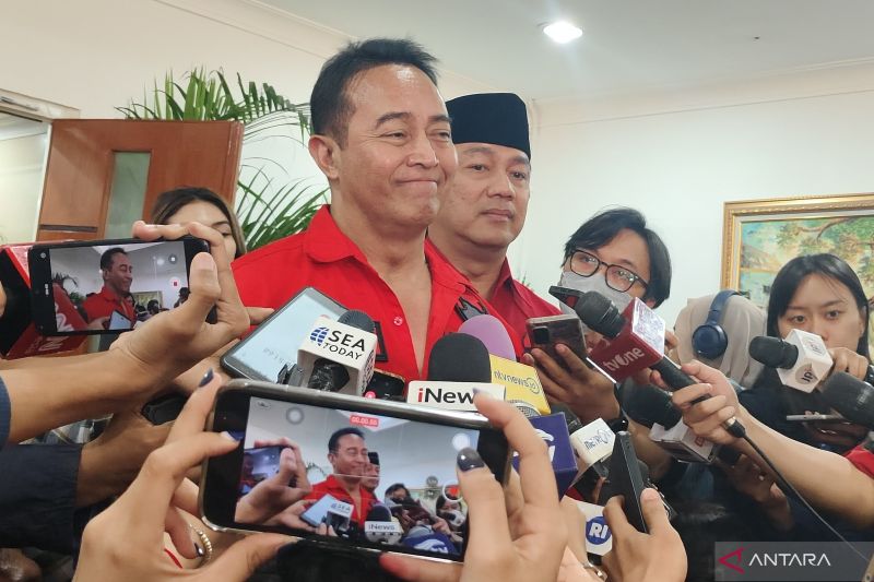 Bakal calon Gubernur Jawa Tengah yang diusung oleh PDIP, Andika Perkasa (tengah), menjawab pertanyaan awak media di Kantor DPP PDIP, Jakarta, Senin (26/8/2024). ANTARA/Nadia Putri Rahmani