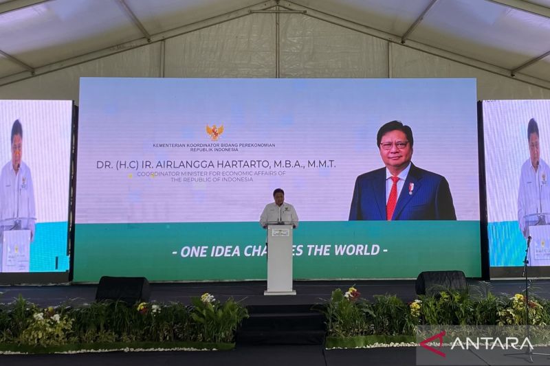 Menteri Koordinator Bidang Perekonomian Airlangga Hartarto memberi sambutan pada upacara penanandatangan perjanjian PSN di Wiraraja di Batam, Senin (26/8/2024) (ANTARA/Amandine Nadja)