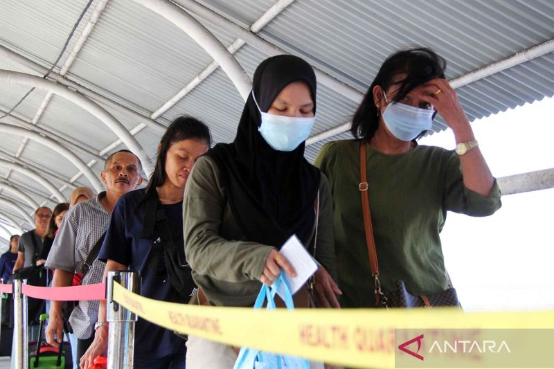 Ilustrasi - Sejumlah pekerja migran Indonesia (PMI) yang dideportasi dari Malaysia berjalan menuju Terminal Kedatangan Pelabuhan Pelindo Dumai, Riau, Sabtu (23/3/2024). ANTARA FOTO/Aswaddy Hamid/YU