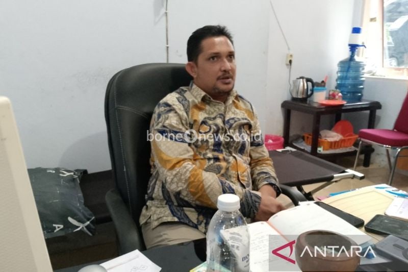 Ketua Komisi Pemilihan Umum Kabupaten Biak Numfor, Papua Joey N Lawalata memberikan keterangan proses pemeriksaan kesehatan pasangan calon bupati dan wakil bupati pilkada 2024,Senin (26/08/2024).ANTARA/Muhsidin