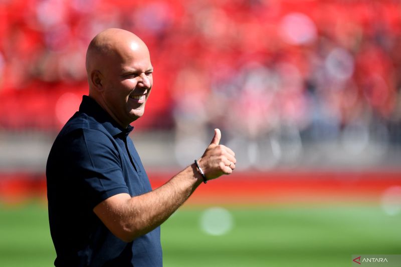 Manajer Liverpool asal Belanda Arne Slot menyaksikan para pemain melakukan pemanasan dari pinggir lapangan sebelum pertandingan sepak bola persahabatan pramusim antara Liverpool dan Sevilla di stadion Anfield di Liverpool, barat laut Inggris pada 11 Agustus 2024. (ANTARA/AFP/Peter Powell)