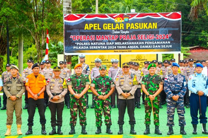 Foto bersama usai Apel Gelar Pasukan dalam rangka Operasi Mantap Praja Seligi 2024. (ANTARA/HO-Polres Natuna)