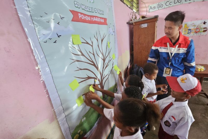 Salah satu relawan PT Pertamina Patra Niga Regional Papua Maluku berinteraksi dengan siswi kelas 4 di SD Negeri 5 Puay, Distrik Sentani Timur, Kabupaten Jayapura, Papua, Senin (26/8/2024). (ANTARA/HO-Pertamina Papua)