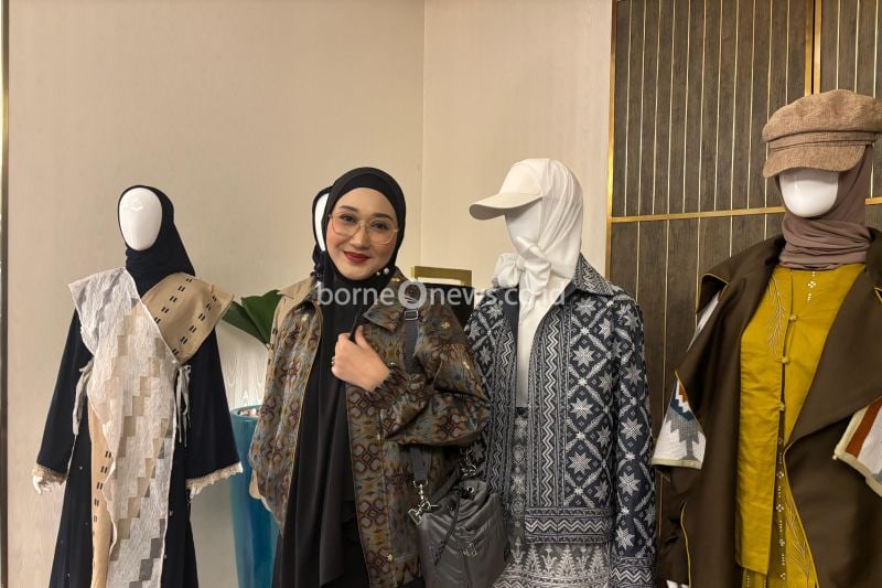 Perancang busana Indonesia Dian Pelangi saat menghadiri acara konferensi pers IN2MF in Paris 2024 di kawasan Kuningan, Jakarta Selatan, Senin (26/8/2024). (ANTARA/Vinny Shoffa Salma)