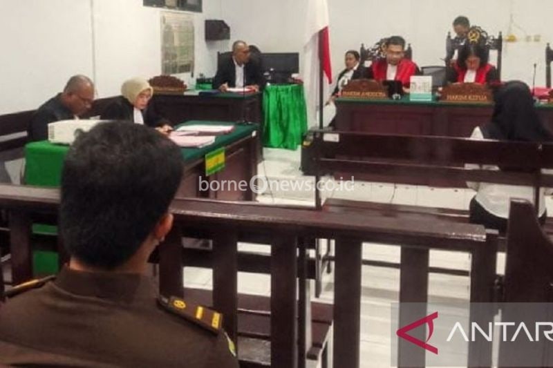 Seorang wanita yang menjadi terdakwa dugaan tindak pidana penyalahgunaan narkoba sementara mendengarkan pembacaan tuntutan jaksa di PN Ambon. (26/8) (ANTARA/daniel/)