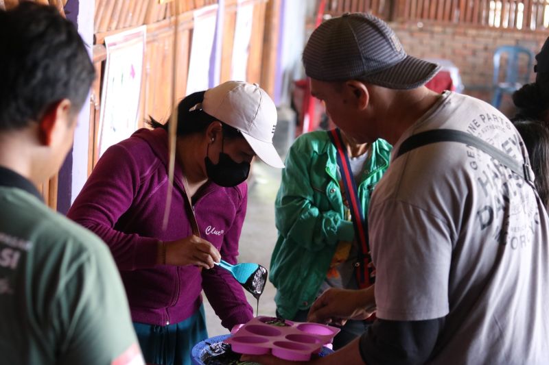 Tim Program Kemitraan Masyarakat Universitas Mahasaraswati Denpasar dan Universitas Primakara dalam pelatikan produksi sabun kopi, Denpasar, Senin (26/8/2024). ANTARA/HO-Universitas Mahasaraswati