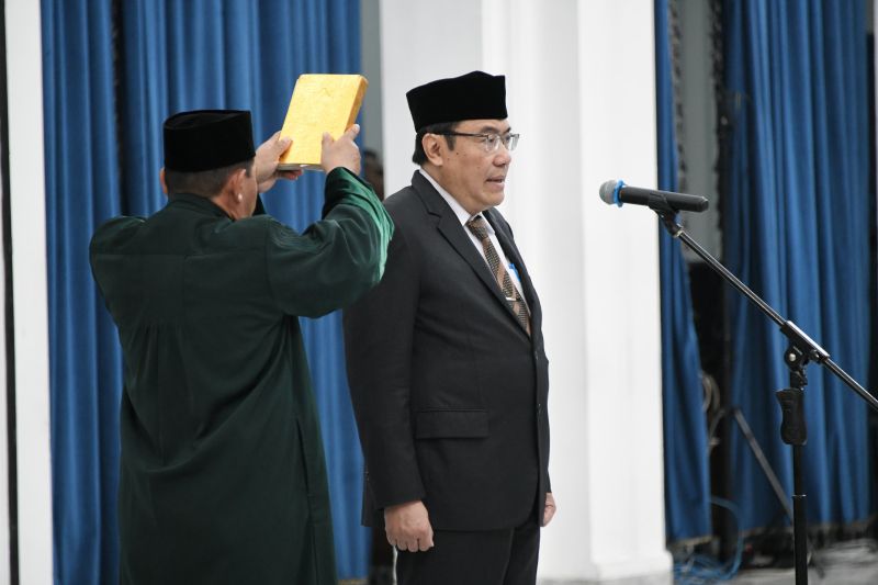Hening Widyatmoko saat diambil sumpah jabatan sebagai Pustakawan Ahli Utama pada Pemerintah Provinsi Jawa Barat pada pelantikannya di Gedung Sate Bandung, Senin (26/8/2024). (ANTARA/HO-Pemprov Jabar)