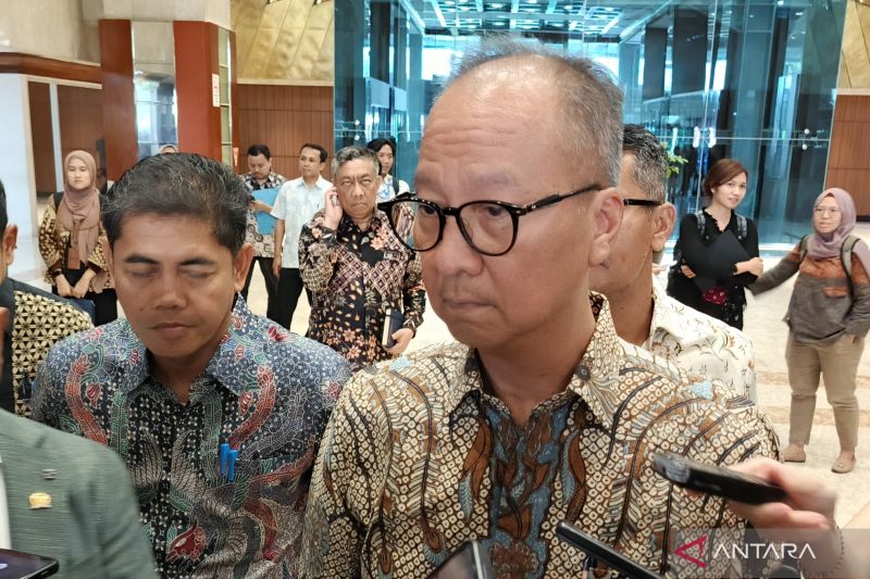 Menteri Perindustrian Agus Gumiwang Kartasasmita ditemui usai rapat dengan Komisi VII DPR RI di Jakarta, Senin (26/8/2024). ANTARA/Muzdaffar Fauzan