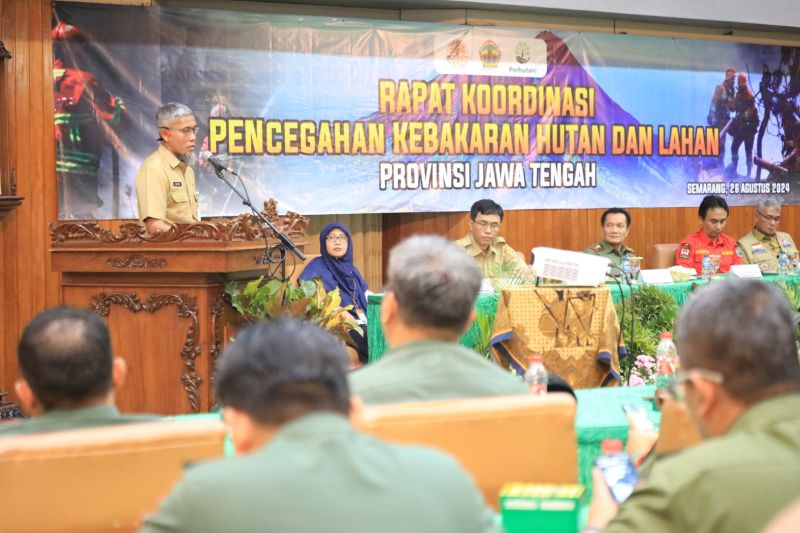 Kepala Balai Pengendalian Perubahan Iklim Wilayah Jawa, Bali, dan Nusa Tenggara KLHK Haryo Pambudi, Sekretaris Daerah Jawa Tengah Sumarno, Kepala Dinas Lingkungan dan Kehutanan Jateng Widi Hartanto, saat rakor pencegahan kebakaran hutan dan lahan di Rimba Graha Semarang, Senin (26/8/2024). (ANTARA/HO-Pemprov Jateng)