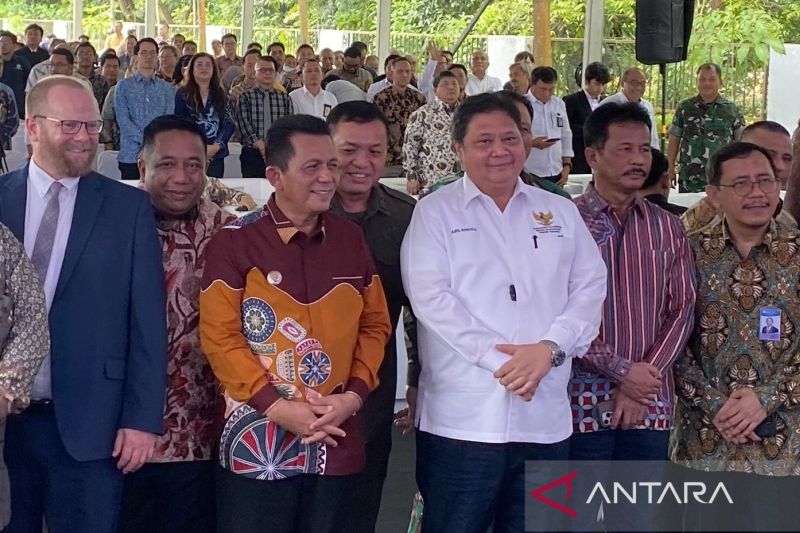 Gubenur Kepulauan Riau (Kepri) Ansar Ahmad dan Menteri Koordinator Bidang Perekonomian Airlangga Hartarto pada upacara penandatanganan perjanjian PSN, di Batam, Senin (26/8/2024). ANTARA/Amandine Nadja