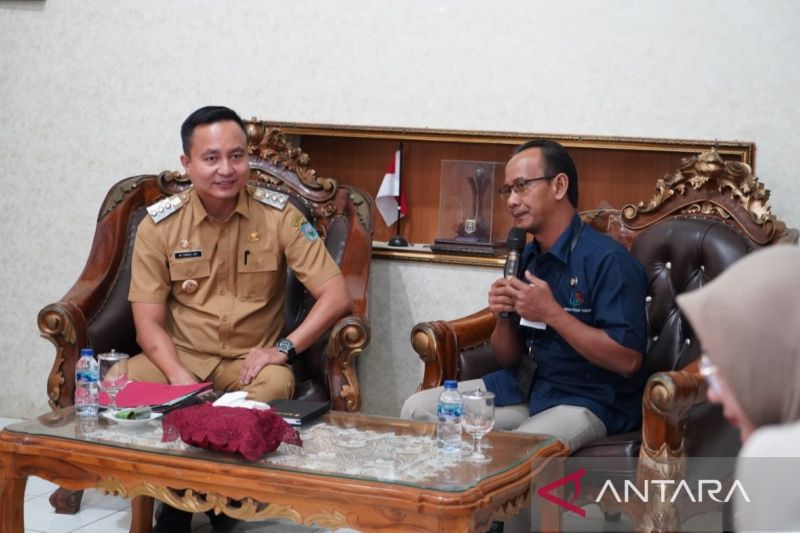 Penjabat Bupati OKU Iqbal Alisyahbana (kiri) menerima audensi BPS OKU, Senin. (ANTARA/Edo Purmana)