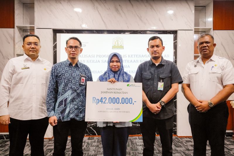 BPJS Ketenagakerjaan menyerahkan santunan kematian kepada ahli waris (ANTARA/HO-BPJS Ketenagakerjaan)