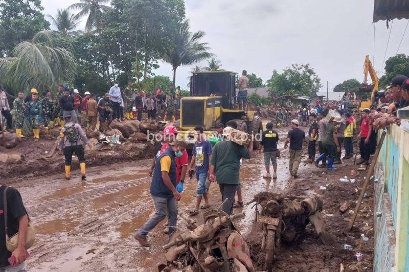 Suasana pencarian korban banjir bandang di Ternate pada hari kedua, Senin (26/8/2024). ANTARA/Abdul Fatah (Abdul Fatah)