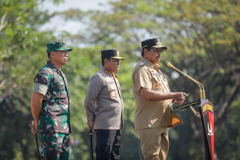 Penjabat Gubernur Jawa Tengah Nana Sudjana saat memimpin Apel Gelar Pasukan Mantap Praja Candi di Lapangan Parade Kodam IV/ Diponegoro, Semarang, Senin (26/8/2024). (ANTARA/HO-Pemprov Jateng)