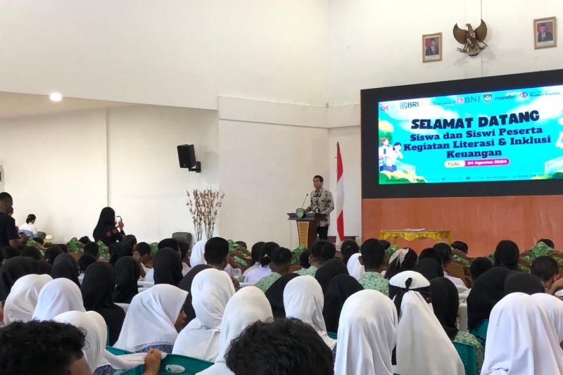 Otoritas Jasa Keuangan provinsi Maluku melaksanakan kegiatan edukasi keuangan menjangkau elemen masyarakat, mulai dari pelajar, mahasiswa, pekerja informal, hingga nelayan dan petani rumput laut di Kota Tual dam Kabupaten Maluku Tenggara. ANTARA/ Ho- OJK Maluku.