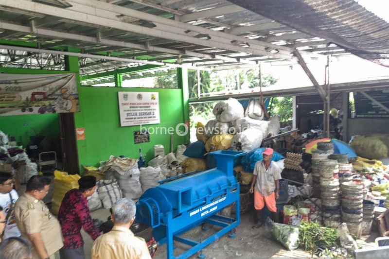Pemkot Jambi memberikan bantuan mesin pencacah sampah ke KSM Sulur Berkah, Senin (26/8/2024). (ANTARA/Tuyani)