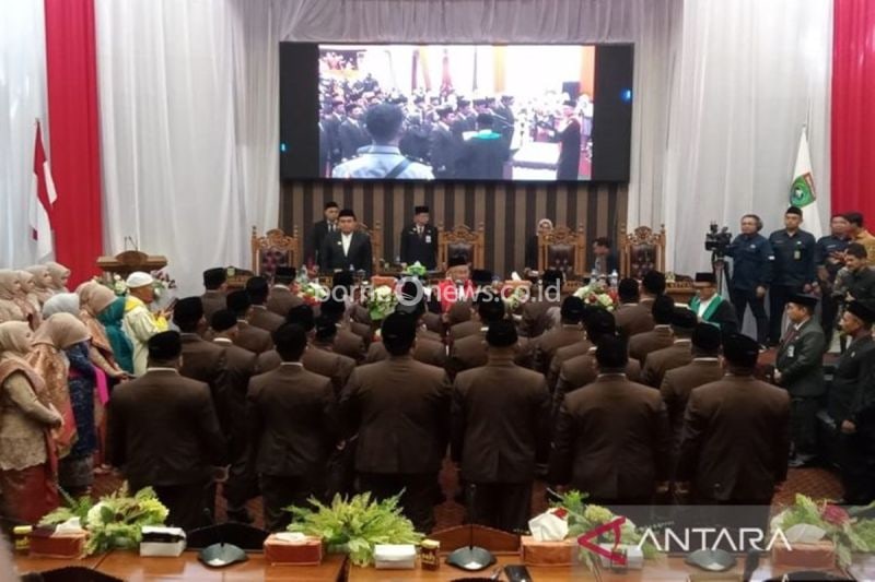 Puluhan anggota DPRD Tanah Bumbu periode 2024-2024 menjalani sumpah jabatan di Batulicin, Kabupaten Tanah Bumbu, Kalimantan Selatan, Senin (26/8/2024). (ANTARA/Sujud Mariono)