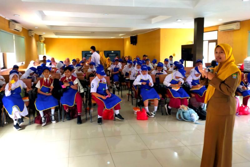 Dinas Kesehatan Kota Tangerang menggelar pelatihan Inspektur Pangan Cilik yang diikuti 50 pelajar dari berbagai sekolah di Kota Tangerang, Senin (26/8/2024). ANTARA/HO-Dinkes Kota Tangerang