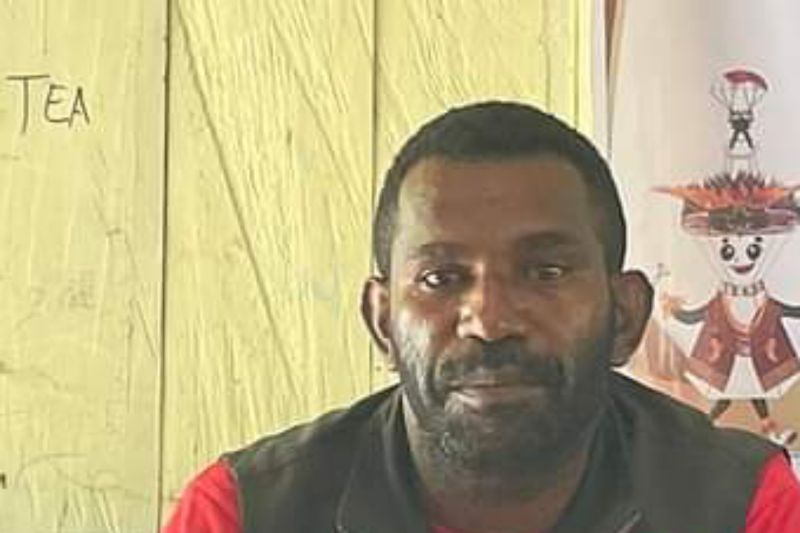 Komisioner KPU Sorsel, Eliezer Kombado saat memberikan keterangan kepada wartawan (ANTARA/Paulus Pulo)