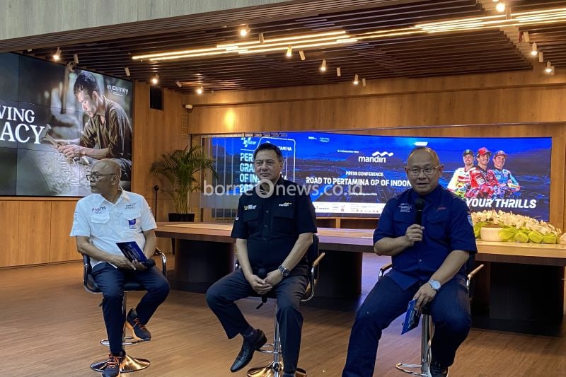 Chairman Pertamina Grand Prix of Indonesia 2024 Troy Warokka (kanan) dalam jumpa pers di Jakarta, Senin (26/8/2024). (ANTARA/Shofi Ayudiana)