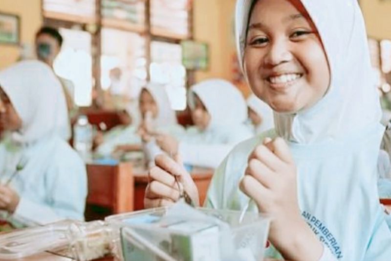 Anak SD mendapatkan makanan bergizi gratis dalam program Genius yang diluncurkan Pemprov Jabar. (ANTARA/HO-Pemkab Karawang)