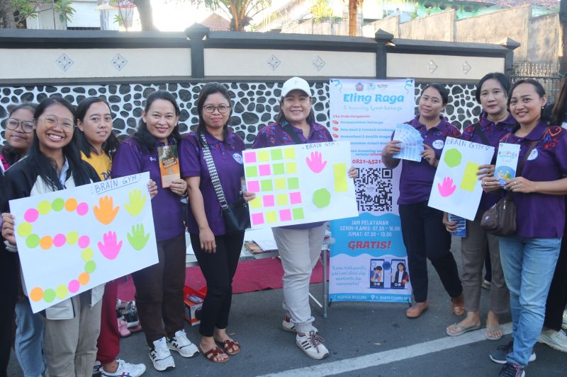 Staf Dinas Pengendalian Penduduk, Keluarga Berencana, Pemberdayaan Perempuan, dan Perlindungan Anak (DP2KBP3A) saat melakukan edukasi kepada masyarakat di Taman Kota Singaraja, Kabupaten Buleleng, Bali. (ANTARA/HO-Diskominfosanti Buleleng)