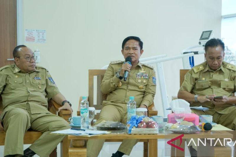 Penjabat Gubernur NTB, Hassanudin didampingi Sekda NTB Lalu Gita Ariadi (kiri) dan Asisten Ekonomi dan Pembangunan Setda NTB Pathul Gani (kanan) memimpin rakor persiapan MotoGP di Lombok Tengah (26/8/2024). (ANTARA/Pemprov NTB).