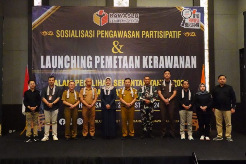 Jajaran Bawaslu, dan KPU Kabupaten Garut beserta pejabat pemerintah daerah foto bersama saat Sosialisasi Pengawasan Partisipatif dan Launching Pemetaan Kerawanan Pemilihan Tahun 2024 di Cipanas Baru, Garut, Jawa Barat, Senin (26/8/2024). (ANTARA/HO-Diskominfo Garut)