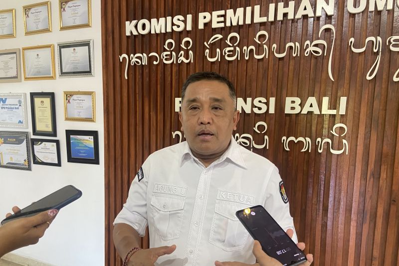 Ketua KPU Bali I Dewa Agung Gede Lidartawan diwawancara soal pendaftaran calon kepala daerah di Denpasar, Senin (26/8/2024). ANTARA/Ni Putu Putri Muliantari