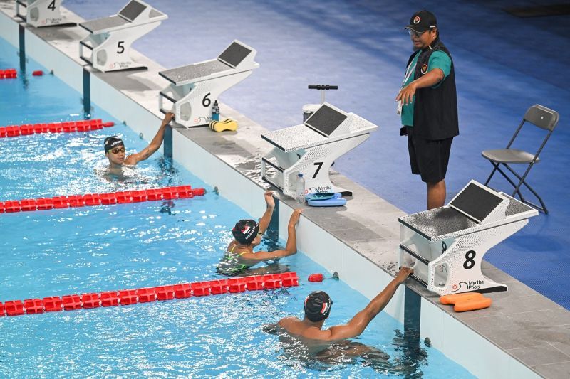 Tim para renang Indonesia menjalani sesi latihan di Aquatics Centre, Saint Denis, Perancis, Minggu (25/08/2024). Indonesia berhasil meloloskan tiga atlet yang akan tampil di Paralimpiade Paris 2024. ANTARA/HO-NPC Indonesia
