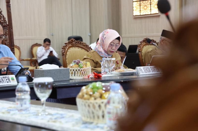 Pelaksana Harian (Plh) Sekretaris Daerah Provinsi Banten Virgojanti memimpin Rapat Koordinasi Pengendalian Inflasi di KP3B Serang, Senin (27/8/2024). (ANTARA/HO-Pemprov Banten)