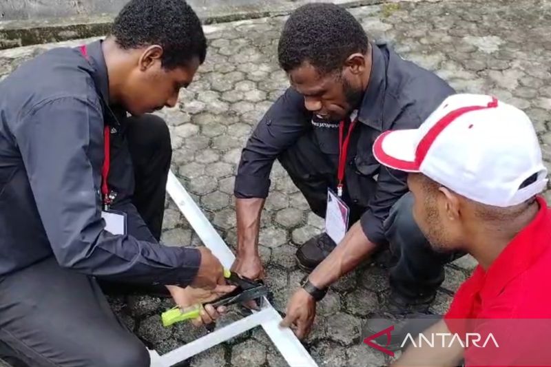 Sejumlah peserta mengikuti pelatihan pembuatan Stasiun Pengisian Kendaraan Listrik Umum (SPKLU) bagi 14 warga Papua di Balai Besar Pendidikan dan Pelatihan Kesejahteraan Sosial (BBPPKS) Jayapura, Abepura, Jayapura, Papua, Senin (26/8/2024) ANTARA/HO-Kementerian Sosial RI