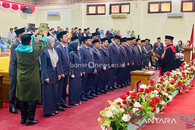 Ketua Pengadilan Negeri Meulaboh, Faridh Zuhri melakukan pengambilan sumpah jabatan kepada 25 anggota DPRK Aceh Barat periode 2024-2029 dalam sidang paripurna di DPRK setempat di Meulaboh, Senin (26/8/2024). (ANTARA/Teuku Dedi Iskandar)