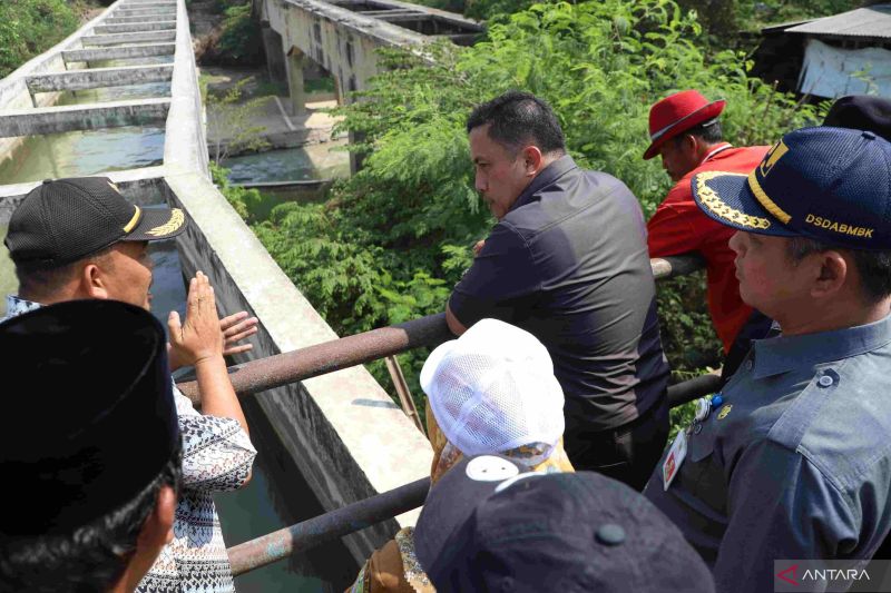 Penjabat Bupati Bekasi Dedy Supriyadi bersama jajaran perangkat daerah terkait meninjau Bendung Talang di Kecamatan Cibitung, Senin (26/8/2024). ANTARA/Pradita Kurniawan Syah