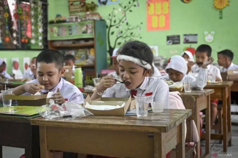 Siswa menyantap makanan saat pelaksanaan uji coba makan bergizi gratis di SDN 07 Cideng, Jakarta, Senin (19/8/2024) ANTARA FOTO/Muhammad Ramdan/tom.