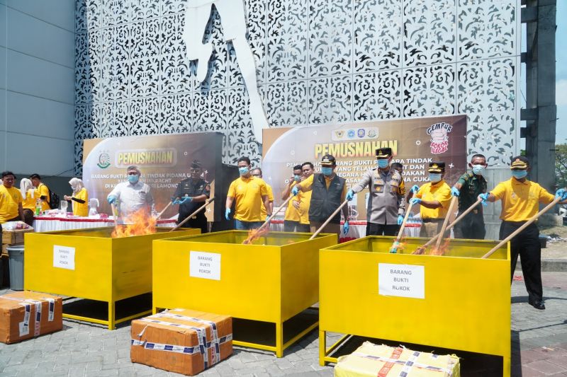 Pemusnahan Barang Ilegal di Lamongan Rugikan Negara Rp1,5 Miliar