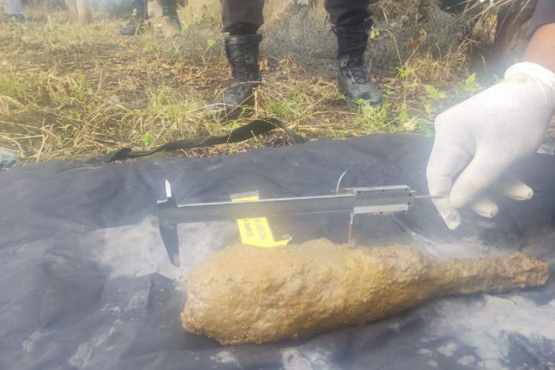 Tim Penjinak Bom Satuan Brimob Polda Sumut saat melakukan identifikasi dan penjinakan bom mortir di Dusun III, Desa Alur Cempedak, Kecamatan Pangkalan Susu, Kabupaten Langkat, Sumut, Senin (26/8/2024). ANTARA/HO-Satuan Brimob Polda Sumatera Utara