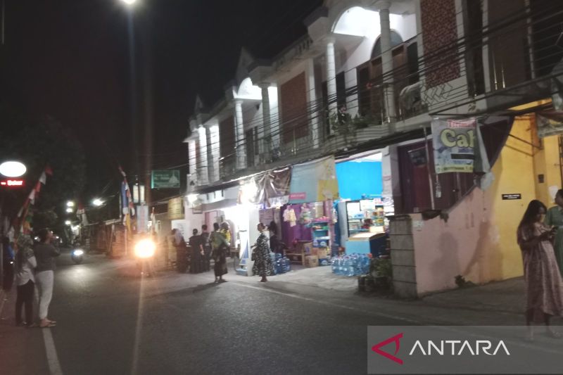Sejumlah warga di Gamping Kidul, Kabupaten Sleman, D.I Yogyakarta keluar rumah saat merasakan guncangan gempa pada Senin (26/8/2024) malam. (ANTARA/Luqman Hakim)