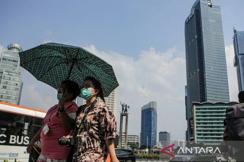 Ilustrasi - Warga berjalan di tengah cuaca terik di kawasan Bundaran HI, Jakarta. ANTARA FOTO/Fauzan.