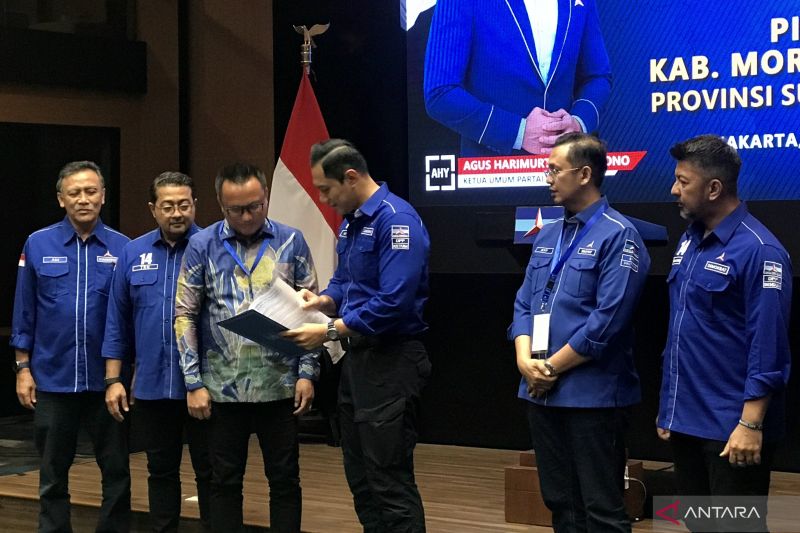 Ketua Umum DPP Partai Demokrat Agus Harimurti Yudhoyono (tiga kanan) menyerahkan surat rekomendasi partai ke bakal calon kepala daerah di Kabupatan Morowali, Sulawesi Tengah, Senin (26/8/2024). ANTARA/Genta Tenri Mawangi.