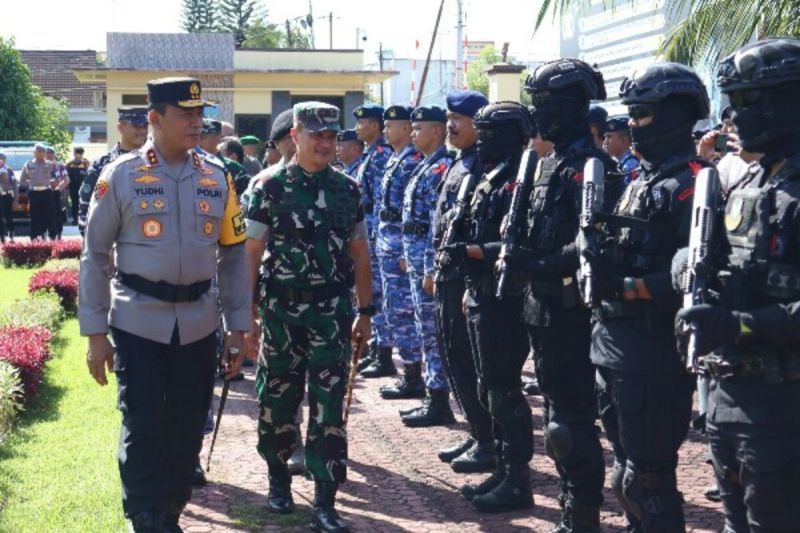 Kapolda Sulut Irjen Pol Yudhiawan didampingi Pangdam XIII/Merdeka Mayjen TNI Candra Wijaya melakukan pemeriksaan pasukan pada apel gelar pasukan Operasi Mantap Praja Samrat 2024 dalam rangka pengamanan Pilkada serentak. ANTARA/HO-Humas Polda Sulut. (1)